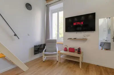 Télévision ou salle de divertissement dans l'établissement Atypique et Cosy duplex 5min métro Gare Oullins