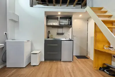 Cuisine ou kitchenette dans l'établissement Atypique et Cosy duplex 5min métro Gare Oullins