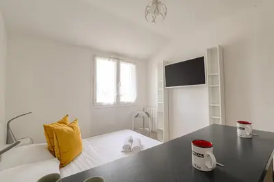 Télévision ou salle de divertissement dans l'établissement Studio tranquillité-Parking-Proche de la Doua