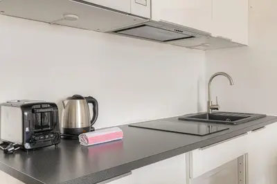 Cuisine ou kitchenette dans l'établissement Studio tranquillité-Parking-Proche de la Doua