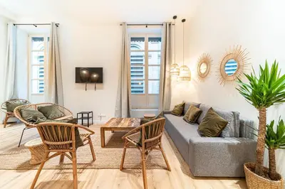 Télévision ou salle de divertissement dans l'établissement Smartstay - Suites Opera