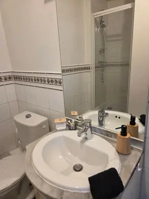 Salle de bains dans l'établissement L'Arlequin