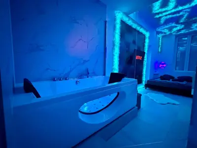 Un ou plusieurs lits dans un hébergement de l'établissement Cocon magic-Jacuzzi & Netflix