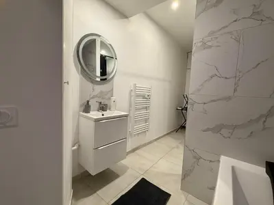 Salle de bains dans l'établissement Cocon magic-Jacuzzi & Netflix