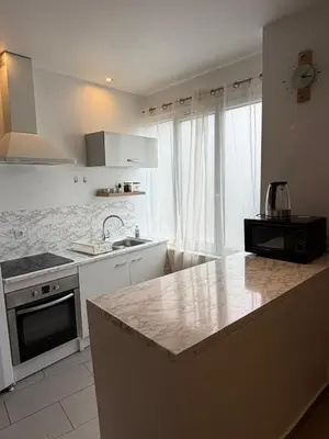 Cuisine ou kitchenette dans l'établissement Appartement chaleureux, proche gare et monuments