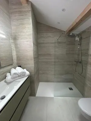 Salle de bains dans l'établissement Logement climatisé, piscine, 4 personnes