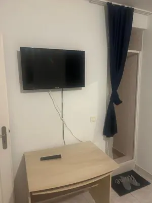 Télévision ou salle de divertissement dans l'établissement Ady