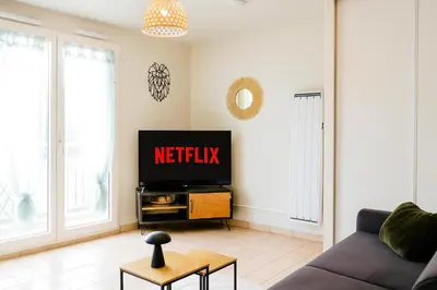 Télévision ou salle de divertissement dans l'établissement Studio Jean Moulin