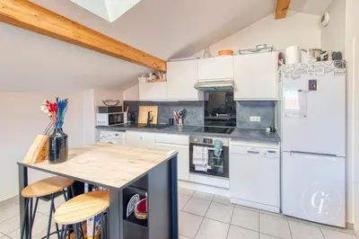 Cuisine ou kitchenette dans l'établissement Laura - Cozy appartement, confort à Béligneux - Idéal PROS