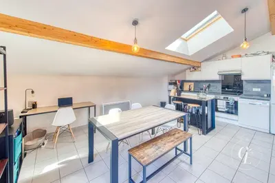 Cuisine ou kitchenette dans l'établissement Laura - Cozy appartement, confort à Béligneux - Idéal PROS