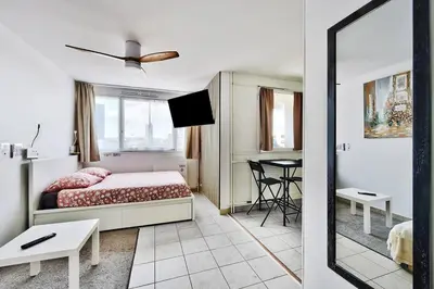 Un ou plusieurs lits dans un hébergement de l'établissement Cozy and Modern Apartment with View