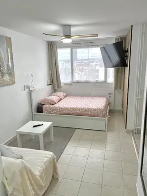Un ou plusieurs lits dans un hébergement de l'établissement Cozy and Modern Apartment with View