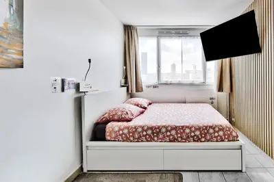 Un ou plusieurs lits dans un hébergement de l'établissement Cozy and Modern Apartment with View