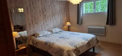 Un ou plusieurs lits dans un hébergement de l'établissement Rez-de-jardin dans belle propriété