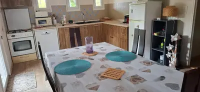 Cuisine ou kitchenette dans l'établissement Rez-de-jardin dans belle propriété