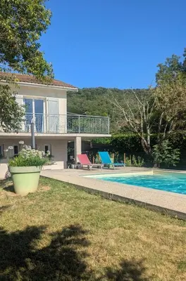 Piscine de l'établissement Rez-de-jardin dans belle propriété ou située à proximité