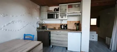 Cuisine ou kitchenette dans l'établissement EcooNid studio indépendant, proche du tram, d'Eurexpo et Lyon