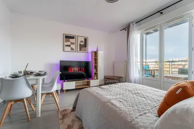 Télévision ou salle de divertissement dans l'établissement L'Excellent - Grand Cinema - Grand Marché - Netflix