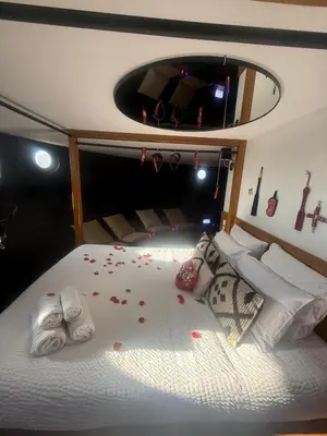Un ou plusieurs lits dans un hébergement de l'établissement LOVEROOM & EROTIC & spa