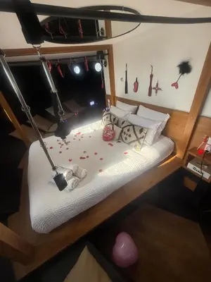 Un ou plusieurs lits dans un hébergement de l'établissement LOVEROOM & EROTIC & spa