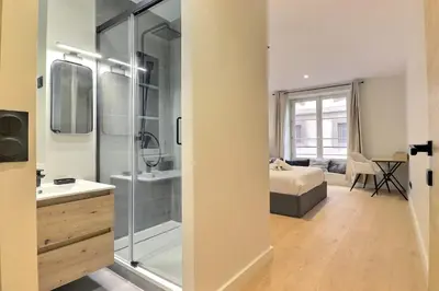 Salle de bains dans l'établissement Prestige Apartment Lyon 2 6 guests - Place des Célestins
