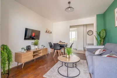 Télévision ou salle de divertissement dans l'établissement Le Verdoyant Netflix Grand balcon Padel