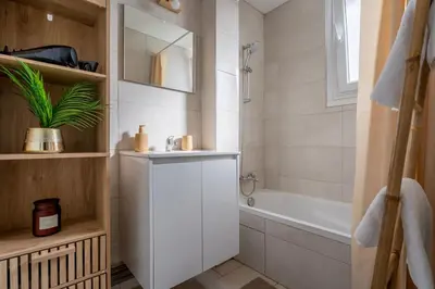 Salle de bains dans l'établissement Le Verdoyant Netflix Grand balcon Padel