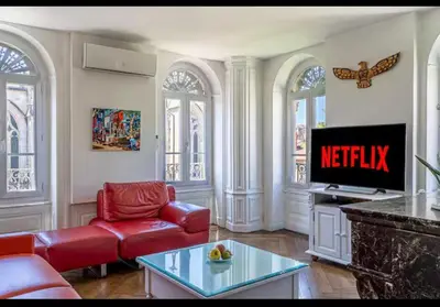 Télévision ou salle de divertissement dans l'établissement 