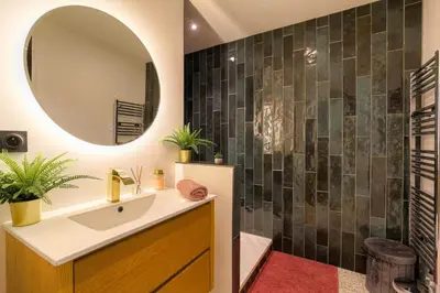 Salle de bains dans l'établissement Suite jacuzzi chic et romantique climatisé