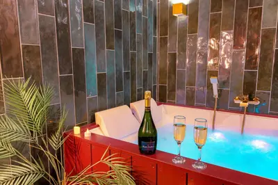 Boissons dans l'établissement Suite jacuzzi chic et romantique climatisé