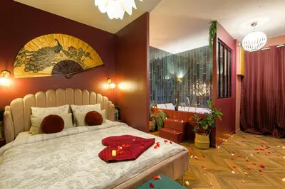 Un ou plusieurs lits dans un hébergement de l'établissement Suite jacuzzi chic et romantique climatisé
