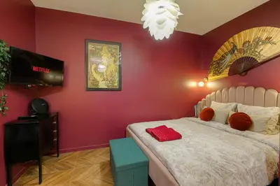 Un ou plusieurs lits dans un hébergement de l'établissement Suite jacuzzi chic et romantique climatisé