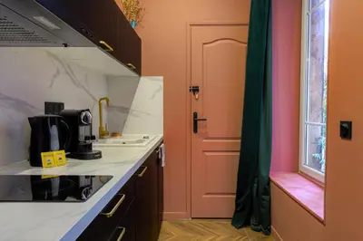 Cuisine ou kitchenette dans l'établissement Suite jacuzzi chic et romantique climatisé