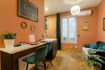 Coin salon dans l'établissement Suite jacuzzi chic et romantique climatisé