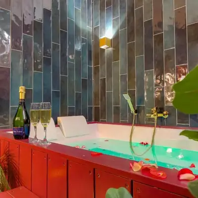 Suite jacuzzi chic et romantique climatisé