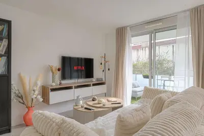 Télévision ou salle de divertissement dans l'établissement Charmant et Chaleureux proche Gratte-Ciel
