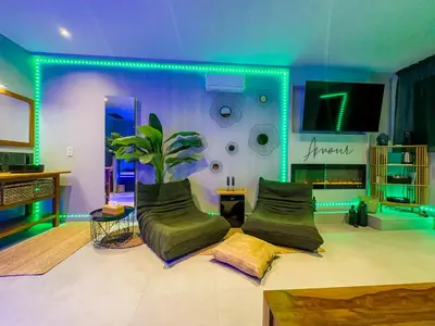 Télévision ou salle de divertissement dans l'établissement SERENITY Suite - Love room Amour