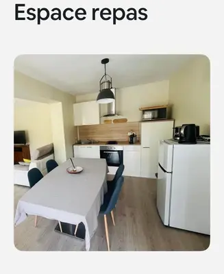 Cuisine ou kitchenette dans l'établissement Maisonnette tout confort