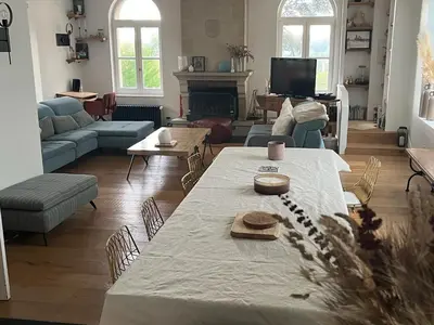 Télévision ou salle de divertissement dans l'établissement Maison 200m2 avec piscine à 15mn de Lyon Perrache en TER
