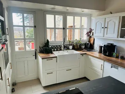 Cuisine ou kitchenette dans l'établissement Maison 200m2 avec piscine à 15mn de Lyon Perrache en TER
