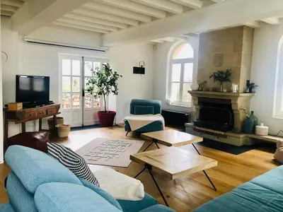 Coin salon dans l'établissement Maison 200m2 avec piscine à 15mn de Lyon Perrache en TER