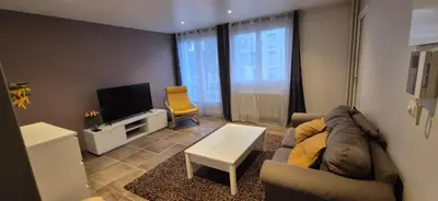 Télévision ou salle de divertissement dans l'établissement 3 chambres dans grand T4 Proche Lac, ENTPE, Planétarium & Autoroute