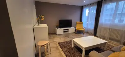 Télévision ou salle de divertissement dans l'établissement 3 chambres dans grand T4 Proche Lac, ENTPE, Planétarium & Autoroute