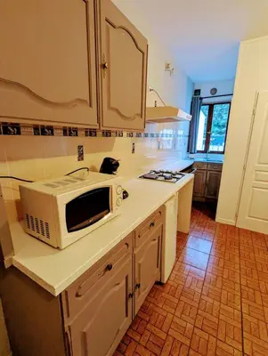 Cuisine ou kitchenette dans l'établissement Studio with parking near metro D Vaise station