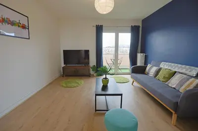 Télévision ou salle de divertissement dans l'établissement Séjour lumineux T3 moderne, balcon & ascenseur