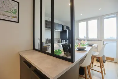 Cuisine ou kitchenette dans l'établissement Séjour lumineux T3 moderne, balcon & ascenseur