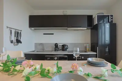 Cuisine ou kitchenette dans l'établissement Séjour lumineux T3 moderne, balcon & ascenseur