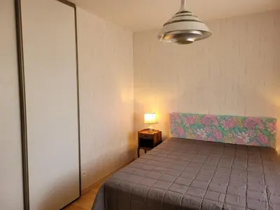 Un ou plusieurs lits dans un hébergement de l'établissement Appartement spacieux résidentiel proche de Vienne Lyon sud