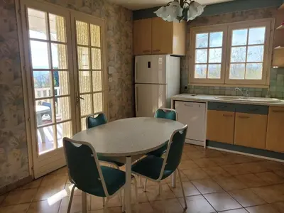 Cuisine ou kitchenette dans l'établissement Appartement spacieux résidentiel proche de Vienne Lyon sud