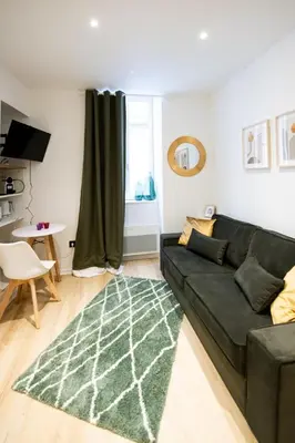Coin salon dans l'établissement Suite de charme rénovée près de l Opéra de Lyon